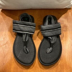 Sanuk Black and Gray Striped Wrap Toe-Loop Sandals
